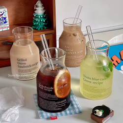 لیوان شیشه‌ای نی دار ظرفیت 450 میلی‌لیتر